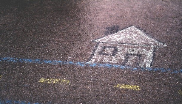 Das Bild zeigt ein Haus, gemalt mit Straßenmalkreide